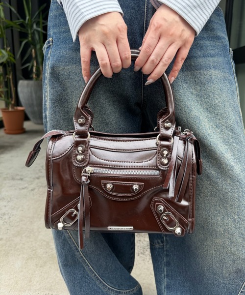 RAY CASSIN（レイカズン）の「【500mlペットボトル収納可】ショルダー付きスクエアバッグ（ショルダーバッグ・レディース・ダークブラウン/ブラック・FREE）」の2枚目の写真