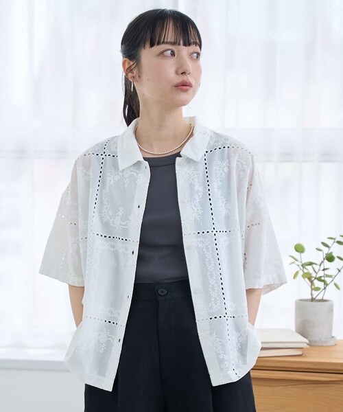 coen(コーエン)の「パッチワーク風フラワー刺繍半袖シャツ(インフルエンサー紹介アイテム)(シャツ/ブラウス・レディース・オフホワイト/ブラック/クリーム・M/L)」の6枚目の写真