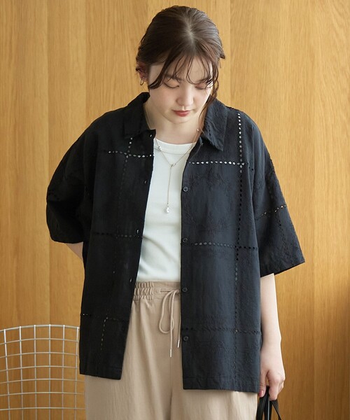 coen(コーエン)の「パッチワーク風フラワー刺繍半袖シャツ(インフルエンサー紹介アイテム)(シャツ/ブラウス・レディース・オフホワイト/ブラック/クリーム・M/L)」の12枚目の写真
