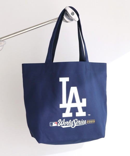 MLB(メジャーリーグベースボール)の「【MLB/メジャーリーグベースボール】アソート ワールドシリーズデザイン キャンバストートバッグ(トートバッグ・メンズ・ブルー系1/ブルー系2・FREE)」の1枚目の写真