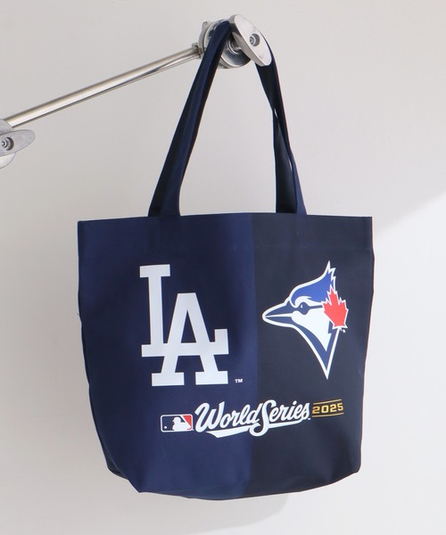 MLB(メジャーリーグベースボール)の「【MLB/メジャーリーグベースボール】アソート ワールドシリーズデザイン キャンバストートバッグ(トートバッグ・メンズ・ブルー系1/ブルー系2・FREE)」の2枚目の写真