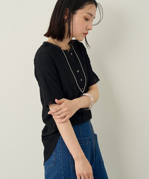 Omekashi(オメカシ)の「2wayレースヘンリースリットTシャツ(Tシャツ/カットソー・レディース・アイボリー/ブラック/オフホワイト・FREE)」の2枚目の写真