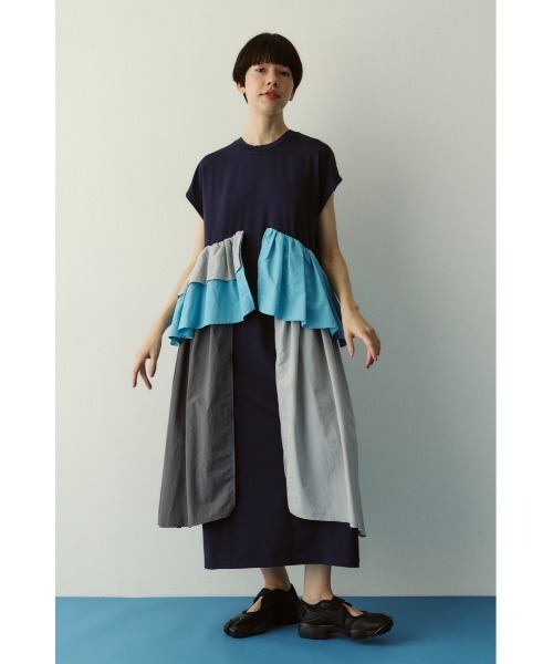 HeRIN.CYE(ヘリンドットサイ)の「Side frill pante dress / サイドフリルポンチドレス(ワンピース・レディース・ネイビー/ブラック・38/36)」の4枚目の写真