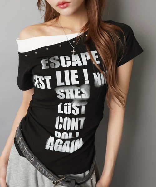 SPINNS(スピンズ)の「ワンショルTシャツ/ロゴ/平成ギャル(Tシャツ/カットソー・レディース・ブラック/ピンク/ホワイト・ONESIZE)」の2枚目の写真