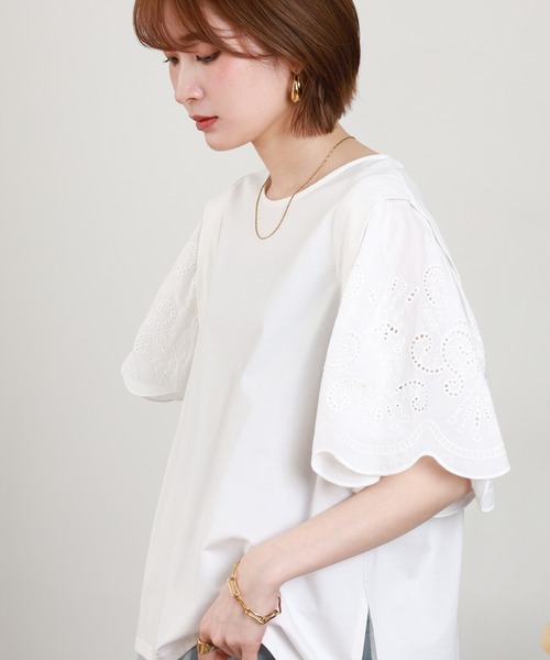 Anna Nicola(アンナニコラ)の「Anna Nicola 刺繍フレアスリーブカットソー 半袖(Tシャツ/カットソー・レディース・オフホワイト/ブラック・38)」の1枚目の写真