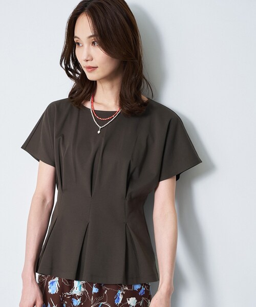 Reflect(リフレクト)の「【UVカット/接触冷感/吸水速乾】タックデザインフレアトップス(Tシャツ/カットソー・レディース・ダークブラウン/ネイビー/ホワイト/ライトイエロー系・09/11/13)」の2枚目の写真