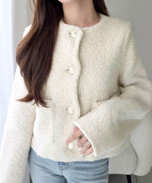 mily bilet（ミウィビレット）の「【mily bilet】上品フェミニンの代表格♪触り心地に遊び心あり。ゴールドボタン ウェーブノーカラージャケット（ノーカラージャケット・レディース・グレー/ブラック/アイボリー・LARGE/SMALL/MEDIUM/X-LARGE）」の2枚目の写真