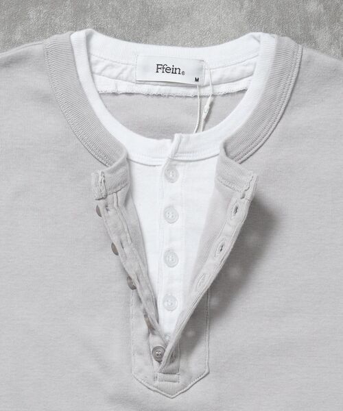 FFEIN(フェイン)の「【FFEIN(フェイン)】フェイクレイヤードヘンリーネックショート丈Tシャツ/ Tシャツ ヘンリーネック 半袖 レイヤード ワンポイント シンプル 【短丈】(Tシャツ/カットソー・メンズ・ネイビー/グレー/ブラック・MEDIUM/SMALL/LARGE)」の4枚目の写真
