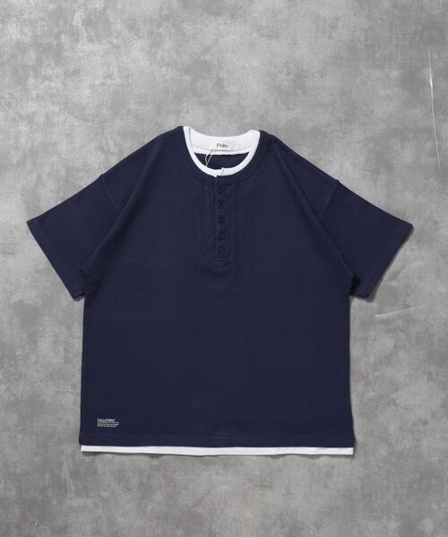 FFEIN(フェイン)の「【FFEIN(フェイン)】フェイクレイヤードヘンリーネックショート丈Tシャツ/ Tシャツ ヘンリーネック 半袖 レイヤード ワンポイント シンプル 【短丈】(Tシャツ/カットソー・メンズ・ネイビー/グレー/ブラック・MEDIUM/SMALL/LARGE)」の6枚目の写真