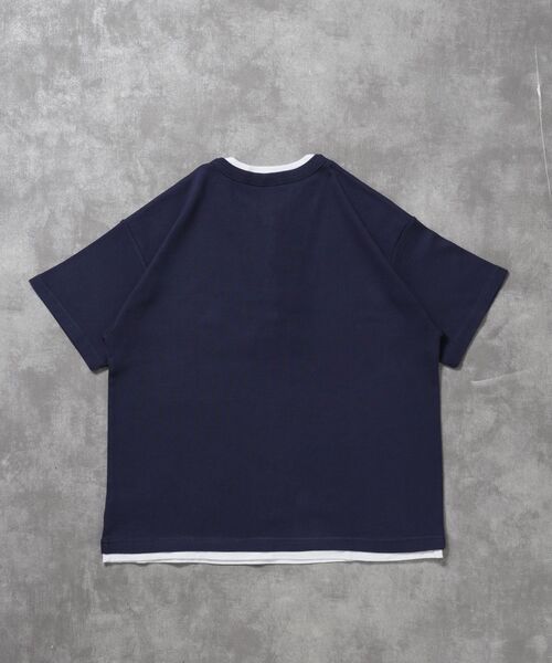 FFEIN(フェイン)の「【FFEIN(フェイン)】フェイクレイヤードヘンリーネックショート丈Tシャツ/ Tシャツ ヘンリーネック 半袖 レイヤード ワンポイント シンプル 【短丈】(Tシャツ/カットソー・メンズ・ネイビー/グレー/ブラック・MEDIUM/SMALL/LARGE)」の7枚目の写真