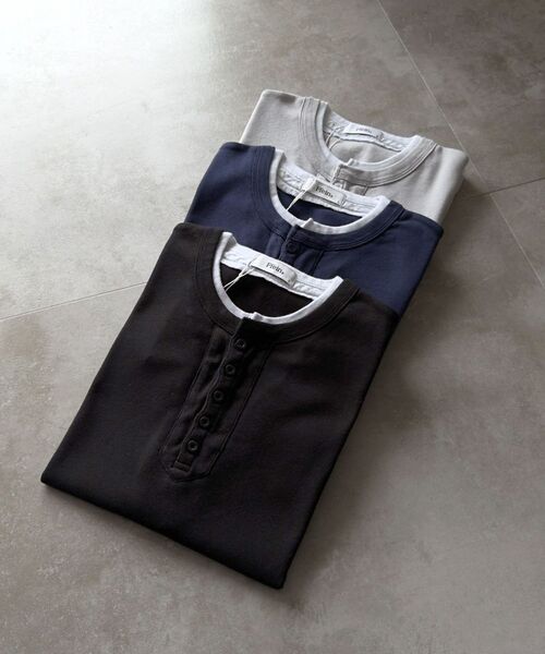 FFEIN(フェイン)の「【FFEIN(フェイン)】フェイクレイヤードヘンリーネックショート丈Tシャツ/ Tシャツ ヘンリーネック 半袖 レイヤード ワンポイント シンプル 【短丈】(Tシャツ/カットソー・メンズ・ネイビー/グレー/ブラック・MEDIUM/SMALL/LARGE)」の11枚目の写真