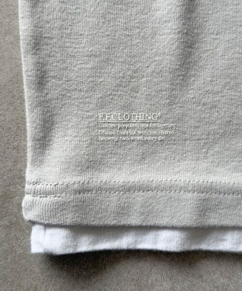 FFEIN(フェイン)の「【FFEIN(フェイン)】フェイクレイヤードヘンリーネックショート丈Tシャツ/ Tシャツ ヘンリーネック 半袖 レイヤード ワンポイント シンプル 【短丈】(Tシャツ/カットソー・メンズ・ネイビー/グレー/ブラック・MEDIUM/SMALL/LARGE)」の15枚目の写真