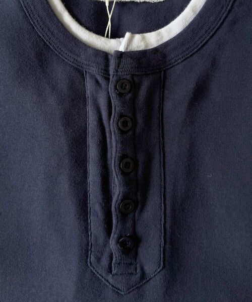 FFEIN(フェイン)の「【FFEIN(フェイン)】フェイクレイヤードヘンリーネックショート丈Tシャツ/ Tシャツ ヘンリーネック 半袖 レイヤード ワンポイント シンプル 【短丈】(Tシャツ/カットソー・メンズ・ネイビー/グレー/ブラック・MEDIUM/SMALL/LARGE)」の16枚目の写真