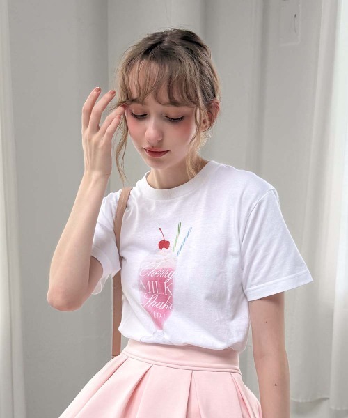 F i.n.t(フィント)の「スウィーツプリントTシャツ/fint フィント(Tシャツ/カットソー・レディース・アイボリー系2/アイボリー系1/ホワイト系3/ホワイト系2/ホワイト系1/アイボリー系3・FREE)」の2枚目の写真