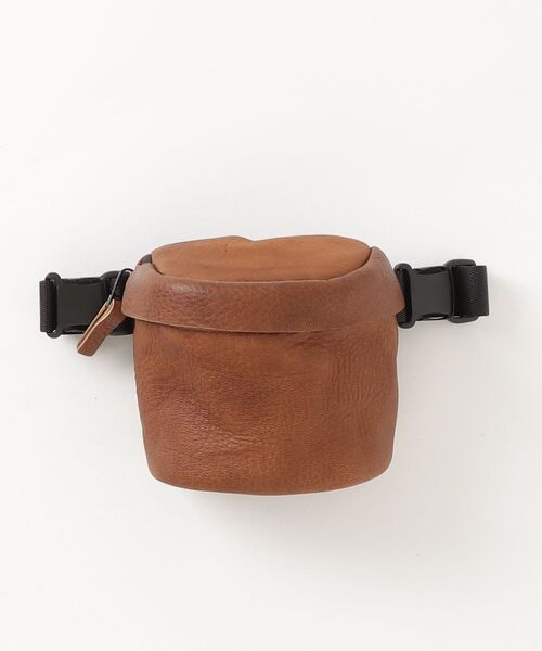 macromauro(マクロマウロ)の「【macromauro】 DEER LEATHER WAIST BAG S(ボディバッグ/ウエストポーチ・メンズ・ブラック/ブラウン・SMALL)」の2枚目の写真