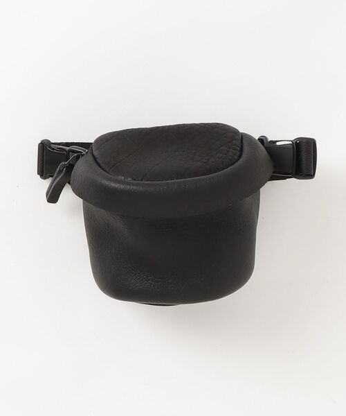 macromauro(マクロマウロ)の「【macromauro】 DEER LEATHER WAIST BAG S(ボディバッグ/ウエストポーチ・メンズ・ブラック/ブラウン・SMALL)」の1枚目の写真