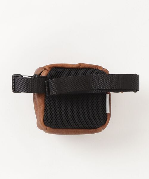macromauro(マクロマウロ)の「【macromauro】 DEER LEATHER WAIST BAG S(ボディバッグ/ウエストポーチ・メンズ・ブラック/ブラウン・SMALL)」の3枚目の写真