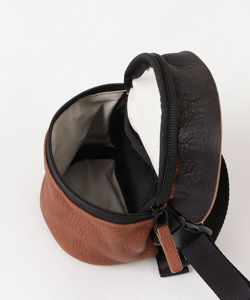 macromauro(マクロマウロ)の「【macromauro】 DEER LEATHER WAIST BAG S(ボディバッグ/ウエストポーチ・メンズ・ブラック/ブラウン・SMALL)」の5枚目の写真