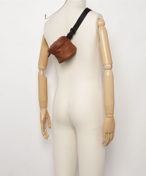 macromauro(マクロマウロ)の「【macromauro】 DEER LEATHER WAIST BAG S(ボディバッグ/ウエストポーチ・メンズ・ブラック/ブラウン・SMALL)」の6枚目の写真