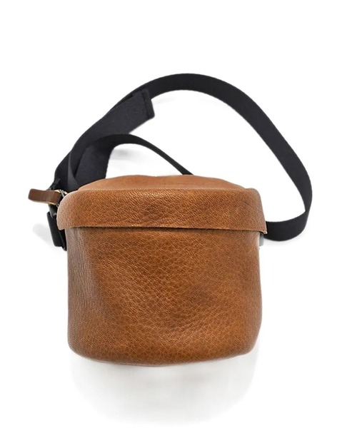 macromauro(マクロマウロ)の「【macromauro】 DEER LEATHER WAIST BAG S(ボディバッグ/ウエストポーチ・メンズ・ブラック/ブラウン・SMALL)」の2枚目の写真