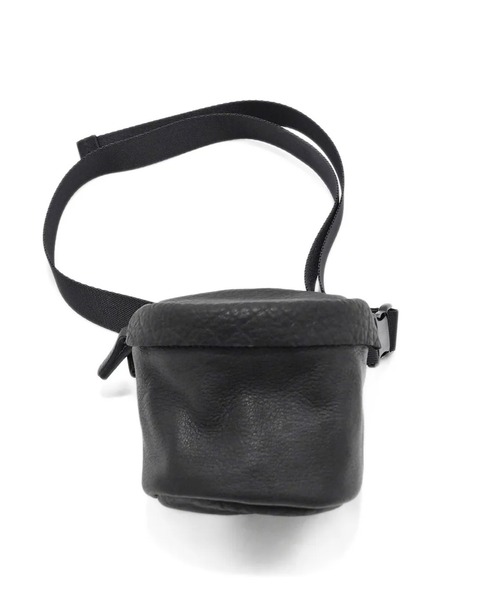 macromauro(マクロマウロ)の「【macromauro】 DEER LEATHER WAIST BAG S(ボディバッグ/ウエストポーチ・メンズ・ブラック/ブラウン・SMALL)」の1枚目の写真