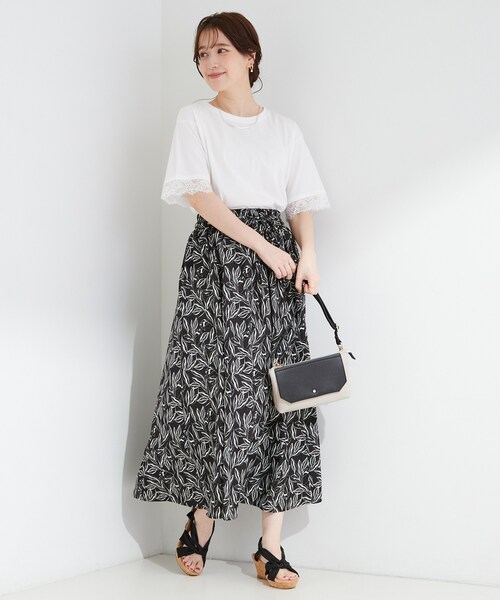 SHOO・LA・RUE(シューラルー)の「【ひんやり/UV/S-LL】柄アソート お袖レースが旬顔 上品に決まる大人Tシャツ(Tシャツ/カットソー・レディース・チャコール/ホワイト系1/ベージュ系その他4/ホワイト/ブラック/ピンク系その他・01/04/02/03)」の10枚目の写真