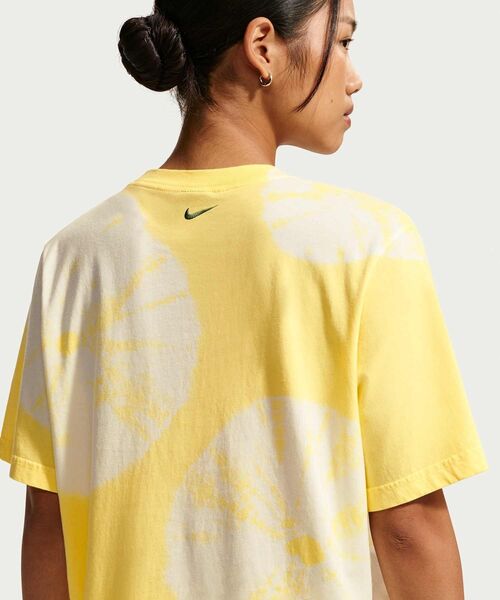 NIKE(ナイキ)の「ナイキ スポーツウェア ウィメンズ Tシャツ / Nike Sportswear Women's T-Shirt IW1212-722 Soft Yellow(Tシャツ/カットソー・レディース・イエロー系その他2・XS/XL/S/M/L)」の2枚目の写真