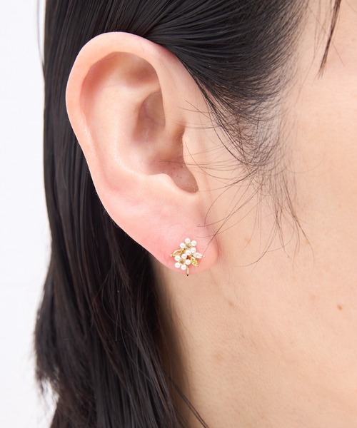 Zoule(ゾーラ)の「Zoule ゾーラ:FLOWER LETTER SERIES jewel flower letter 9 花言葉 プルメリア イヤリング(イヤリング・レディース・ホワイト×グリーン・FREE)」の2枚目の写真