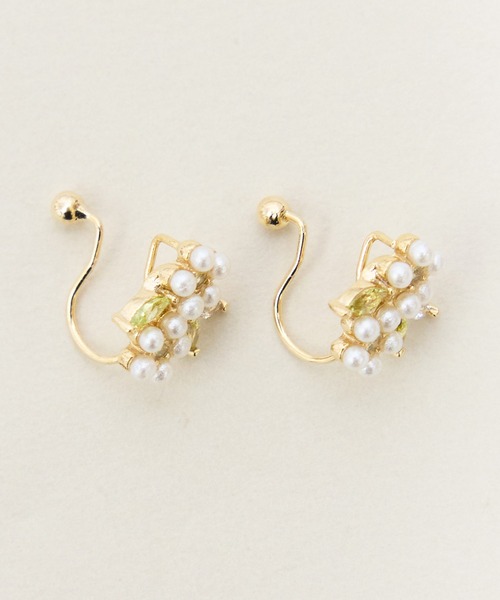 Zoule(ゾーラ)の「Zoule ゾーラ:FLOWER LETTER SERIES jewel flower letter 9 花言葉 プルメリア イヤリング(イヤリング・レディース・ホワイト×グリーン・FREE)」の4枚目の写真