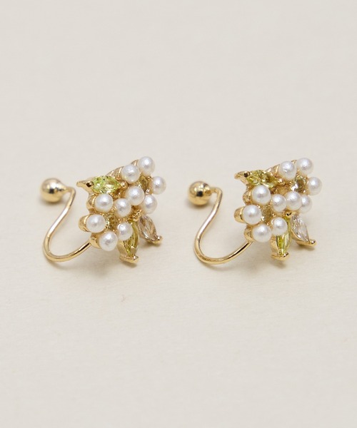 Zoule(ゾーラ)の「Zoule ゾーラ:FLOWER LETTER SERIES jewel flower letter 9 花言葉 プルメリア イヤリング(イヤリング・レディース・ホワイト×グリーン・FREE)」の5枚目の写真