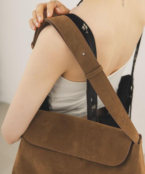 KBF(ケイビーエフ)の「サイドアシンメトリーショルダーBAG(ショルダーバッグ・レディース・ダークブラウン/キャメル・ONE)」の17枚目の写真