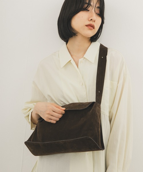 KBF(ケイビーエフ)の「サイドアシンメトリーショルダーBAG(ショルダーバッグ・レディース・ダークブラウン/キャメル・ONE)」の4枚目の写真