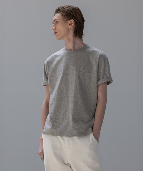DECOROSO（デコローゾ）の「男女共用エッセンシャルレギュラーフィットロゴ刺繍半袖Tシャツ[グレー]（Tシャツ/カットソー・メンズ・その他・X-SMALL/SMALL/MEDIUM/LARGE/X-LARGE）」の4枚目の写真