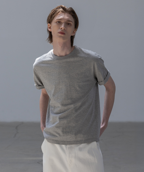 DECOROSO（デコローゾ）の「男女共用エッセンシャルレギュラーフィットロゴ刺繍半袖Tシャツ[グレー]（Tシャツ/カットソー・メンズ・その他・X-SMALL/SMALL/MEDIUM/LARGE/X-LARGE）」の5枚目の写真
