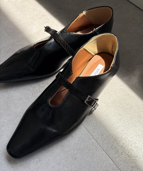 DouDou(ドゥドゥ)の「ソフトスクエアUカットベルトフラットシューズ(パンプス・レディース・ベージュ/ブラック・23cm/23.5cm/24cm/24.5cm)」の18枚目の写真