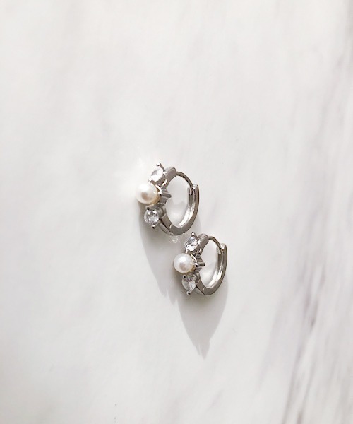 TIMELESS&THREE(タイムレスアンドスリー)の「センターパールモチーフ&ビジューフープピアス(ピアス(両耳用)・レディース・シルバー/ゴールド・FREE)」の2枚目の写真