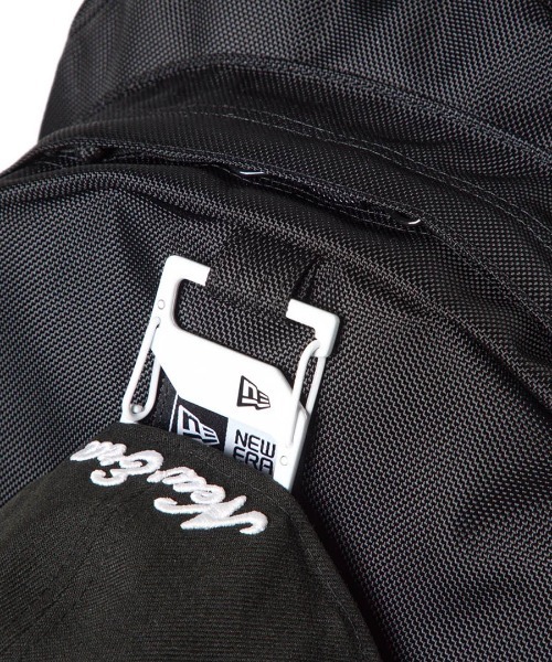 NEW ERA（ニューエラ）の「【NEW ERA】キャリアパック 35L 1680D NEW NE LOGO / ブラック [15121559]（バックパック/リュック・レディース・ブラック・フリー）」の6枚目の写真