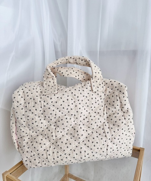 merrylatte(メリーラテ)の「小花柄 キルティング 2WAYボストンバッグ【SS】(ボストンバッグ・レディース・ホワイト×ブラック・ONESIZE)」の2枚目の写真