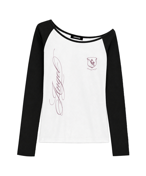 IZROOM(イズルーム)の「エンブレム ワンショルダーラグラン長袖トップス (BLACK WHITE)(Tシャツ/カットソー・レディース・その他・FREE)」の1枚目の写真