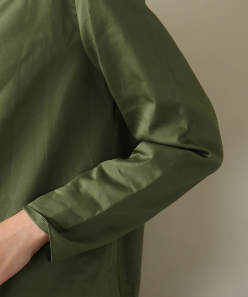 Abahouse Devinette（ドゥヴィネット）の「スイスコットンサテンブラウス（シャツ/ブラウス・レディース・カーキ/サックスブルー/ホワイト・2）」の12枚目の写真