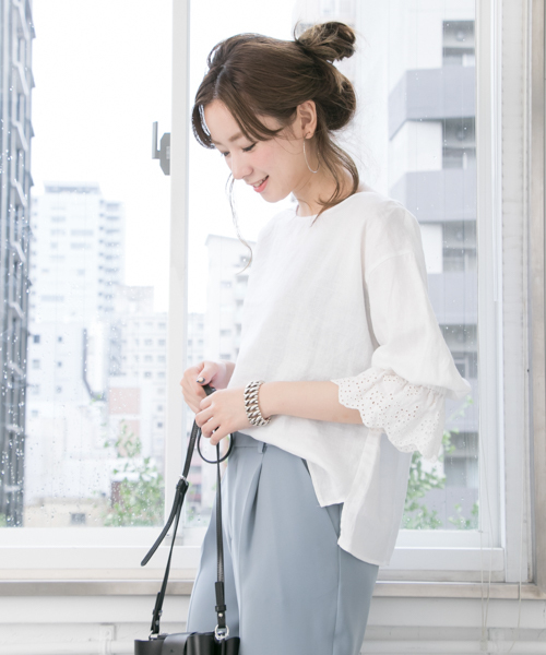 URBAN RESEARCH(アーバンリサーチ)の「UR リネンレーススリーブブラウス(シャツ/ブラウス・レディース・オフホワイト/パープル系その他/イエロー/オレンジ・FREE)」の2枚目の写真