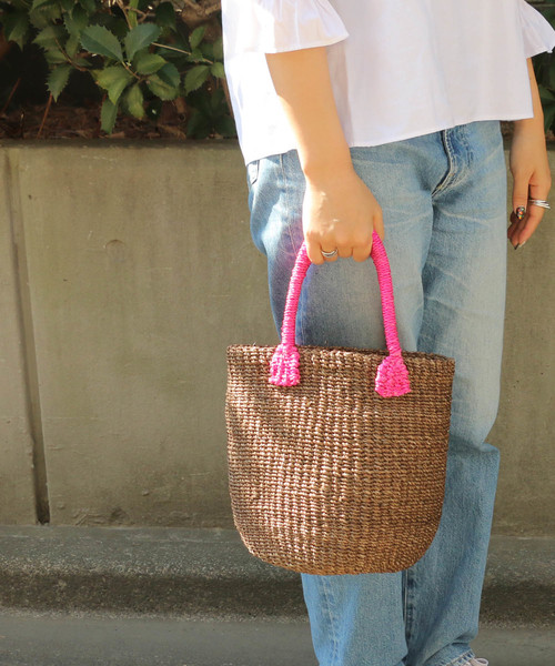 LBC(エルビーシー)の「マニラ麻ころりんカラフルカゴバッグ(かごバッグ・レディース・ダークブラウン/グリーン/ブルー/イエロー・FREE)」の2枚目の写真