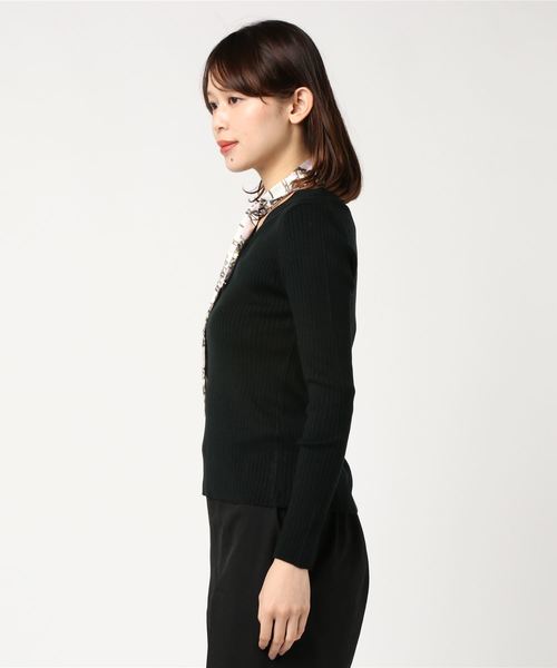 ASTORIA ODIER(アストリアオディール)の「チェーン柄スカーフ付き Vネック ニットプルオーバー(ニット/セーター・レディース・ベージュ/ラベンダー/ホワイト/ブラック・MEDIUM)」の5枚目の写真