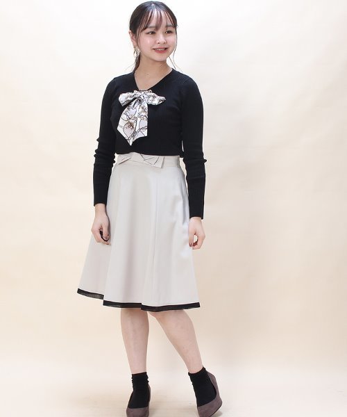 ASTORIA ODIER(アストリアオディール)の「チェーン柄スカーフ付き Vネック ニットプルオーバー(ニット/セーター・レディース・ベージュ/ラベンダー/ホワイト/ブラック・MEDIUM)」の22枚目の写真