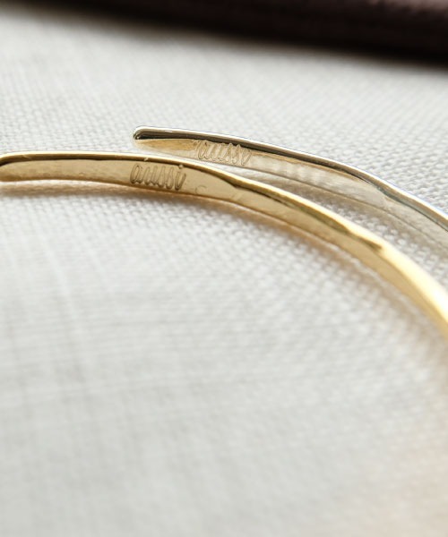 tone（トーン）の「【aussi/オッスィー】Hand made brass slender beat バングル(ニッケルフリー)（バングル/リストバンド・レディース・シルバー/ゴールド・FREE）」の4枚目の写真