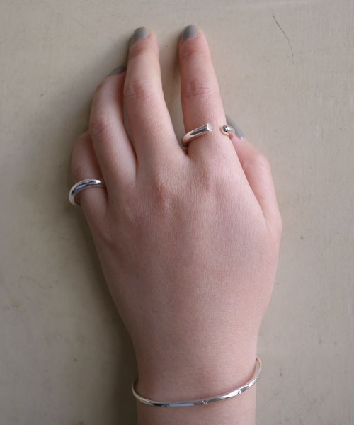 tone（トーン）の「【aussi/オッスィー】Hand made brass slender beat バングル(ニッケルフリー)（バングル/リストバンド・レディース・シルバー/ゴールド・FREE）」の9枚目の写真