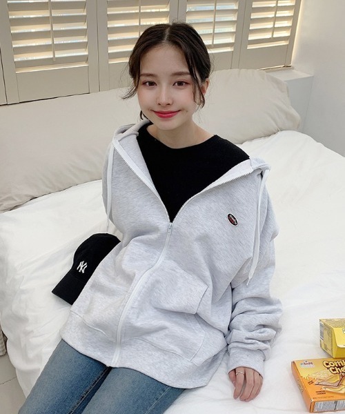 Muah Muah ムーアムーア Muah Signature Wappen Hood Zipup 韓国ブランド 裏毛 シグネチャー ワッペン フードジップアップ フーディー パーカー パーカー Muahmuah ムーアムーア のファッション通販 Zozotown