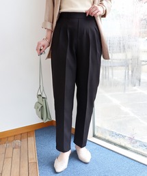 タック入りセンタープレステーパードパンツ