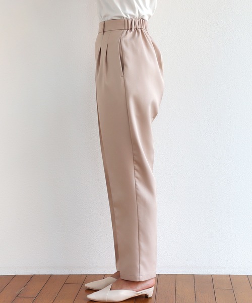 andme(アンドミー)の「タック入りセンタープレステーパードパンツ(スラックス・レディース・ブラック/ネイビー/ブラウン/グレー系その他・M/L)」の21枚目の写真