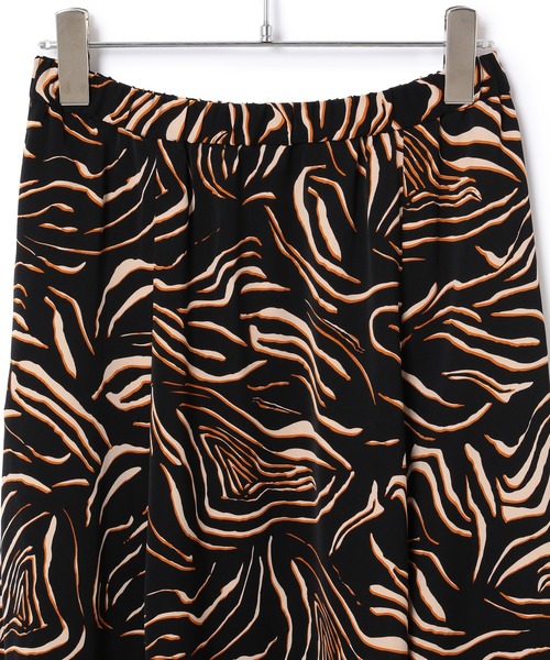 ADAM ET ROPE'（アダムエロペ）の「【WEB限定】プリントマーメイドフレアスカート（スカート・レディース・ブラック系その他/ホワイト系その他5・FREE）」の3枚目の写真